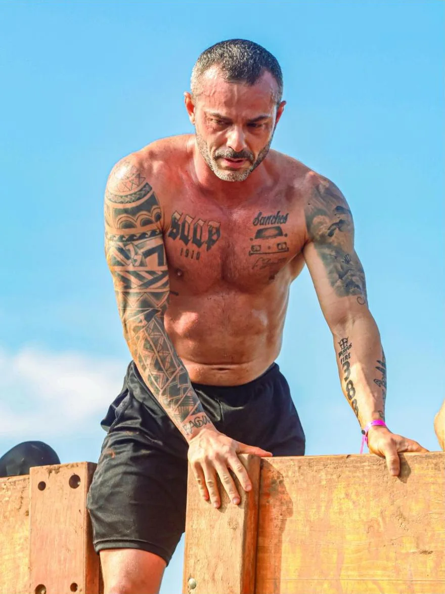 Rafael Sanches transpondo um obstáculo de madeira em prova de corrida