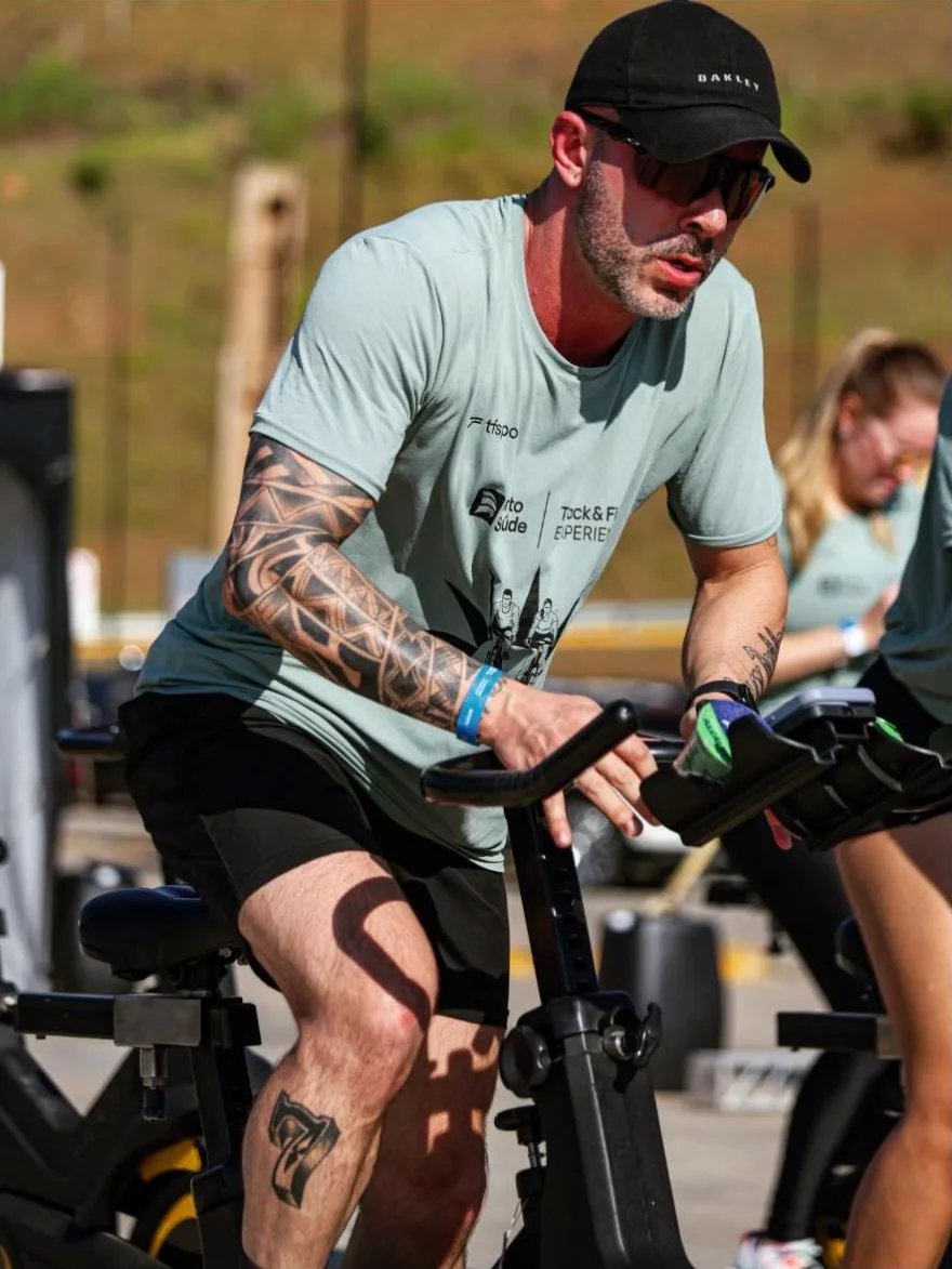 Rafael Sanches pedalando em aula de spinning ao ar livre